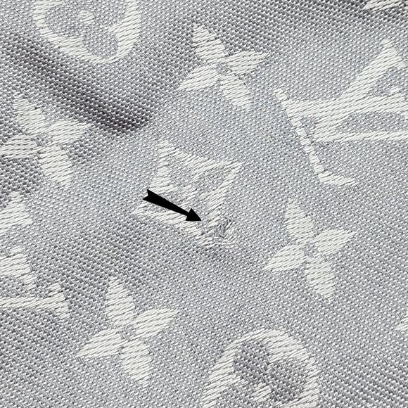 Louis Vuitton LV Logo Monogram Oversize Scarf Shawl | M70804 | Pearl Grey - Picture 5 of 5